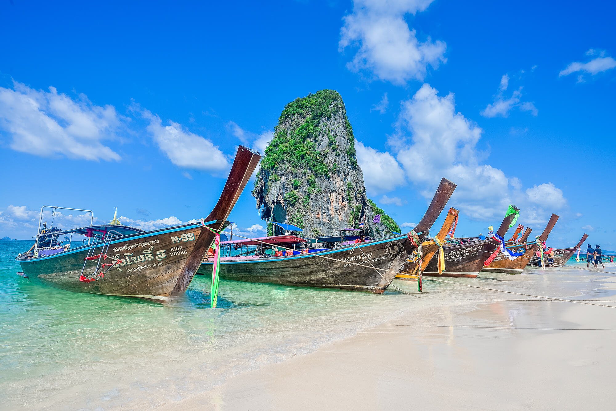 Phi Phi Island Couple Romantic on longtail boat